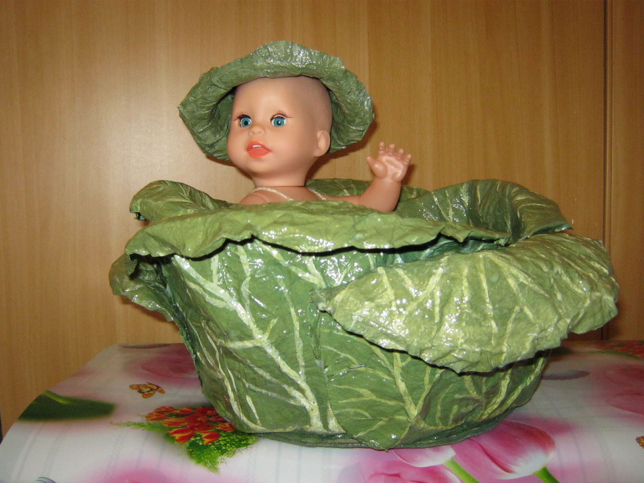 Елочная игрушка младенец в капусте