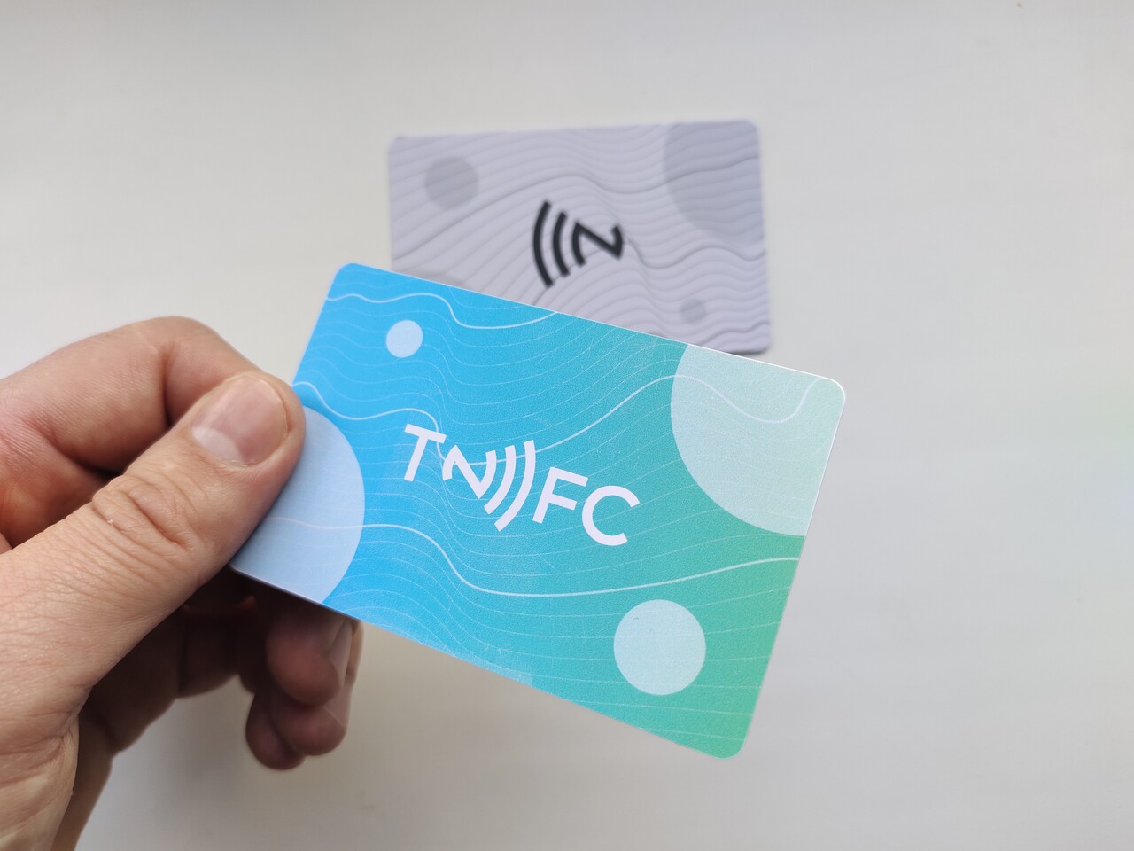 Телефон электронная визитка. Электронная визитка. NFC визитка. Визитка с NFC чипом. Визитка с NFC меткой.