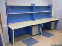 Стол офисный белый с 2 вертикальными длинными синими полками