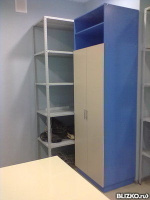 Шкаф офисный закрытый, вверху 2 открытые полки, сине-белый