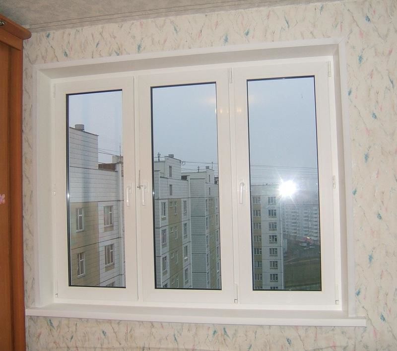 Окна пластиковые pushkino msk oknaidveri ru. Пластиковое окно. Окно трехстворчатое пластиковое. Пластиковые окна Фотогалерея. Пластиковые окна в квартире.