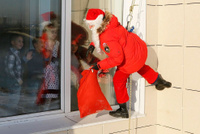Поздравление Деда Мороза через окно